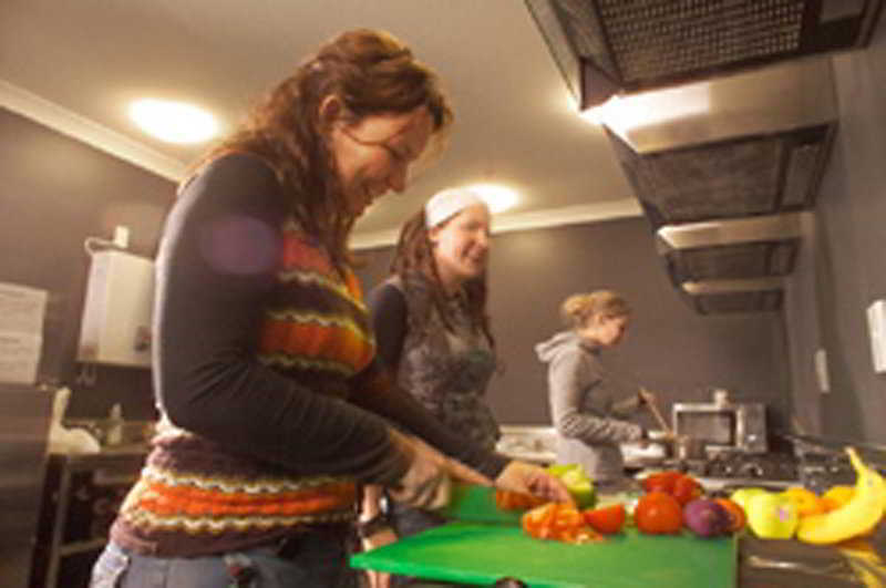 Hostel Nomads Capital Backpackers - Wellington (Adults Only) Zewnętrze zdjęcie Volunteers preparing food at the hostel