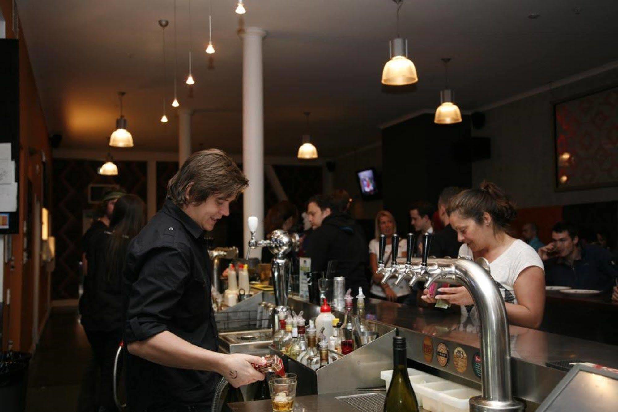 Hostel Nomads Capital Backpackers - Wellington (Adults Only) Zewnętrze zdjęcie A bar in Paris