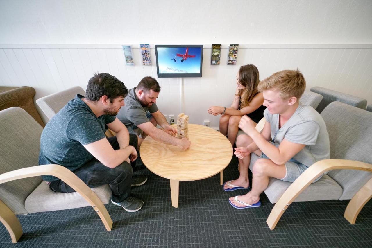 Hostel Nomads Capital Backpackers - Wellington (Adults Only) Zewnętrze zdjęcie Students in the common room